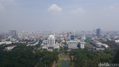 Potret Jakarta dari Puncak Monas Saat Liburan Akhir Tahun