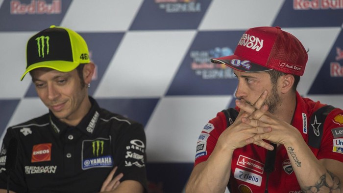 JEREZ DE LA FRONTERA, SPAIN - MAY 02: Andrea Dovizioso of Italy and Ducati Team (R) and Valentino Rossi of Italy and Yamaha Factory Racing look on during a press conference prior to the MotoGp of Spain at Circuito de Jerez on May 02, 2019 in Jerez de la Frontera, Spain. (Photo by Mirco Lazzari gp/Getty Images)