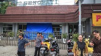 Sebelumnya diberitakan, mobil sedan BMW menabrak Apotek Senopati di Jalan Senopati Raya, Kebayoran Baru, Jakarta Selatan subuh tadi. Tidak ada korban jiwa dalam kejadian itu.