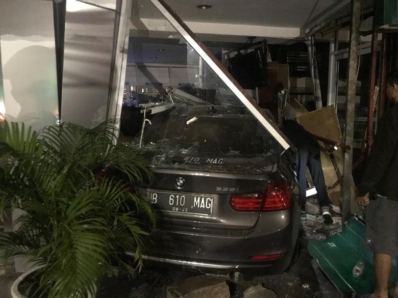 Apotek Senopati ditabrak lagi Foto: Dok. TMC Polda Metro Jaya Apotek Senopati ditabrak lagi Foto: Dok. TMC Polda Metro Jaya