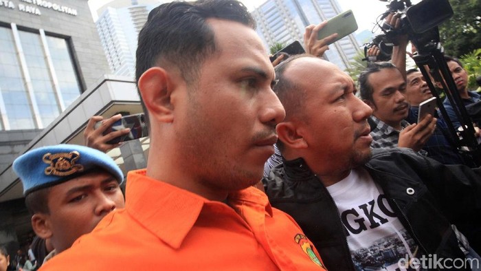Dua orang anggota polisi aktif pelaku penyerangan kepada Novel Baswedan dibawa keluar dari Polda Metro Jaya. Keduanya hendak dipindahkan ke Bareskrim Polri.