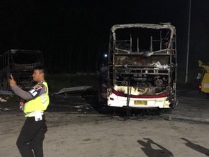 Begini Kondisi Bus dan Kendaraan yang Terbakar di GT Kalikangkung