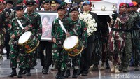 Di bulan Juni, Indonesia melepas Mantan Ibu Negara Ani Yudhoyono yang meninggal dunia. Ibu Ani dimakamkan di Taman Makam Pahlawan Kalibata, Jakarta, Minggu (2/6/19). ANTARA FOTO/Puspa Perwitasari.