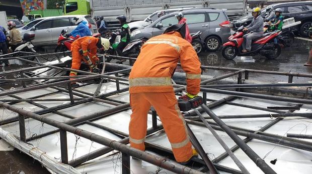 Pengemudi Ojol tewas tertimpa reklame roboh di Cengkareng.