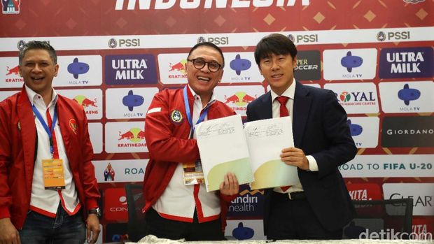 Shin Tae-yong Resmi Jadi Pelatih Timnas Indonesia Shin Tae-yong telah resmi menjadi pelatih anyar Timnas Indonesia. Dia diperkenalkan di Stadion Pakansari, Cibinong, Sabtu (28/12/2019).