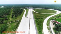 Jalan Tol Trans Sumatera sepanjang 2.974 Km, terdiri dari koridor utama 2.062 Km dan koridor pendukung 890 Km terus dikerjakan dan sebagian sudah rampung. Salah satu ruas tol yang mulai dibangun adalah Binjai - Langsa sepanjang 131 km yang merupakan bagian dari tol Trans Sumatera menghubungkan Aceh dan Sumatera Utara. Pool/Kementerian PUPR.