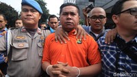 Pantauan detikcom, Sabtu (28/12/2019) pukul 14.26 WIB, tersangka RM dan RB digiring oleh sejumlah penyidik Bareskrim Polri.