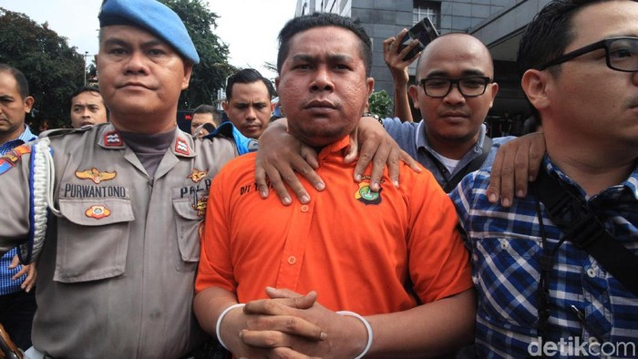 Dua orang anggota polisi aktif pelaku penyerangan kepada Novel Baswedan dibawa keluar dari Polda Metro Jaya. Keduanya hendak dipindahkan ke Bareskrim Polri.