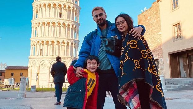 Foto liburan Raffi Ahmad dan Nagita Slavina