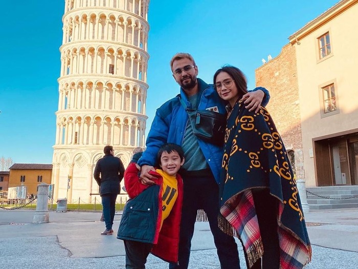 Foto liburan Raffi Ahmad dan Nagita Slavina