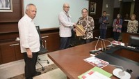 Dimulainya Pembangunan Jalan Tol  tersebut, ditandai dengan Penandatanganan Perjanjian Pengusahaan Jalan Tol (PPJT) pada Ruas tersebut yang dilakukan oleh Kepala Badan Pengelola Jalan Tol (BPJT) Danang Parakesit dengan Direktur Utama PT. Hutama Karya Bintang Perbowo disaksikan Menteri Pekerjaan Umum dan Perumahan Rakyat (PUPR) Basuki Hadimuljono, di Kantor Kementerian PUPR, Jumat (20/12/2019). Pool/Kementerian PUPR.