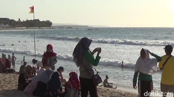 Berdasarkan press release yang diterima detikcom dari CupoNation dan OYO, Selasa (7/1/2020), Pantai Kuta di Bali disebut sebagai destinasi yang paling ramai pada momen Tahun Baru kemarin (Khoirur Riza/detikcom) Berdasarkan press release yang diterima detikcom dari CupoNation dan OYO, Selasa (7/1/2020), Pantai Kuta di Bali disebut sebagai destinasi yang paling ramai pada momen Tahun Baru kemarin (Khoirur Riza/detikcom)