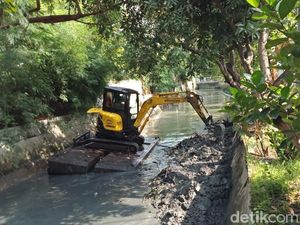 Pengerukan Sungai Kalimas dan Saluran Air Terus Dilakukan Antisipasi Banjir
