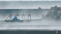 Dinilai, nelayan dari Korea Utara ditargetkan mencari banyak ikan oleh pemerintahnya. Sehingga, harus berlayar jauh sampai ke Laut Jepang dan Samudera Pasifik tanpa dibekali peralatan memadai. Sayang, malah berakhir menjadi kapal hantu (Reuters)