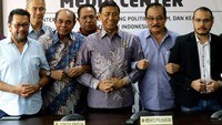 Terkait hal ini, Gubernur Khofifah Indar Parawansa meminta maaf kepada masyarakat Papua. Dia meminta maaf mewakili seluruh masyarakat Jawa Timur. Hal senada juga diungkapkan oleh Wali Kota Malang Sutiaji, yang mengaku ingin bertemu dengan Gubernur Papua Lukas Enembe. Sutiaji mengucapkan permintaan maaf, atas insiden yang terjadi beberapa waktu lalu. Sementara itu, Wali Kota Surabaya Tri Rismaharini (Risma) meminta maaf bila ada kesalahpahaman terkait kejadian di asrama mahasiswa Papua. Dia menyesalkan adanya kejadian tersebut. Gubernur Papua Lukas Enembe pun turut angkat bicara. Dia lantas mengungkit cerita tentang sosok Gus Dur. Wakil Wali Kota Malang Sofyan Edi Jarwoko juga ikut bicara. Dia menegaskan tidak pernah mengeluarkan statement yang menyinggung warga atau mahasiswa Papua. Grandyos Zafna/detikcom.