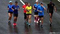 Meski diguyur hujan sejak pagi, kawasan CFD tetap ramai pengunjung.