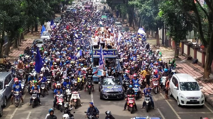 arak-arakan juara persib bandung putri di bandung