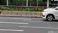 Lokasi kejadian berada di jalur paling kanan jalan arah Bundaran Senayan, sesuai penuturan Kepala Dishub DKI Jakarta Syafrin Liputo.