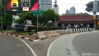 Detikcom melihat posisi Apotek Senopati yang disebut berada dititik tusuk sate. Terlihat, Apotek Senopati berada di pertigaan Jalan Senopati. 