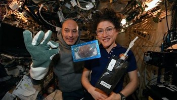 Membuat kue rasa luar angkasa saat perayaan Natal kemarin. Foto: Instagram @astro_christina