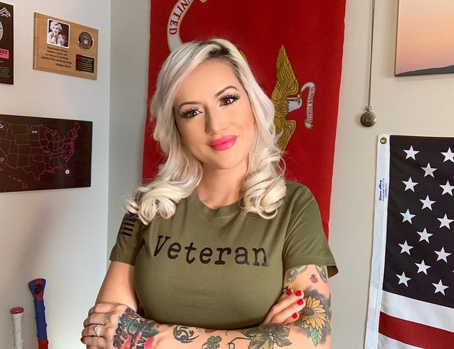 Sejak meninggalkan Korps Marinir AS, wanita asal California ini sekarang menjadi model penuh waktu dan berbagi foto-foto pemotretannya di akun Instagram yang telah memiliki 570 ribu lebih pengikut. Foto: Instagram