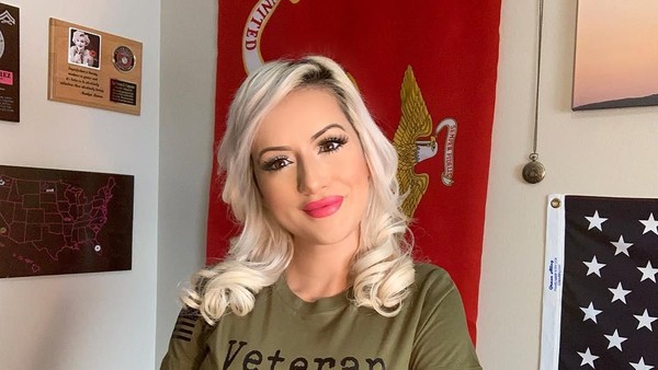 Foto: Ini Rianna, Mantan Tentara Angkatan Laut yang Jadi Model Playboy