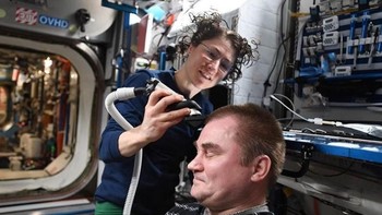 Membuka jasa memotong rambut rekan astronot lainnya. Foto: Instagram @astro_christina