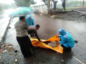 Warga Temukan Mayat Laki-laki di Pinggir Jalan Bekasi