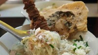 Yogyakarta juga punya racikan soto seger yang enak. Lauknya sate usus dan rempeyek paru yang gurih renyah. Nyam!