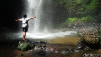 Meski diselimuti kisah mistis, tapi panorama cantik Curug Cigoong tetap menjadi daya tarik bagi wisatawan. Ayo ke Curug Cigoong di Cianjur! (Ismet Selamet/detikcom)