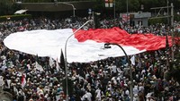 Massa aksi demo 22 Mei berkumpul di depan gedung Bawaslu, Jakarta. Mereka nampak mengibarkan bendera merah putih raksasa dalam aksi tersebut. Agung Pambudhy/detikcom.