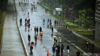 Antusias warga terlihat di sepanjang Jalan Thamrin hingga Sudirman.