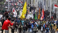 Terakhir ada demo mahasiswa dan pelajar. Massa menuntut agar sejumlah RUU kontroversial dicabut dan dikaji ulang. 24 September 2019, massa mahasiswa mulai melakukan long march ke gedung DPR. Mereka saling berpegangan dan merapatkan barisan. Pradita Utama/detikcom.
