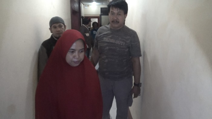 Foto: Polisi amankan ibu-ibu yang diduga pukul wajah siswi SD di Makassar (Reinhard-detikcom)