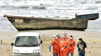 Suatu kapal terdampar di Yurihonjo, di bagian utara Jepang pada November 2017. Beberapa awak kapal masih hidup, walau ada yang sudah meninggal. Mereka mengaku sebagai nelayan  dari Korea Utara dan pergi melaut. Sayang, terhempas badai (Reuters)