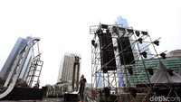Sama seperti tahun-tahun sebelumnya, panggung hiburan kembali didirikan di sejumlah ruas jalan di Jakarta.