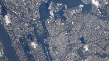 Salah satu jepretan Koch dari ISS. Ini adalah gambar New York, AS, dari luar angkasa. Foto: Instagram @astro_christina