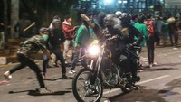 Kendaraan taktis brimob berupa motor trail dan barracuda nyaris dihabisi massa saat berunjukrasa di depan gedung DPR, Jakarta. Ari Saputra/detikcom.