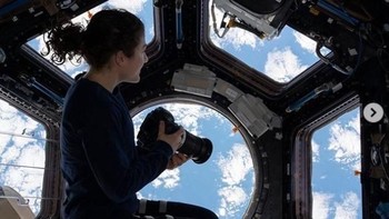 Termasuk hobinya yang gemar memotret Bumi dengan keindahan isinya. Foto: Instagram @astro_christina