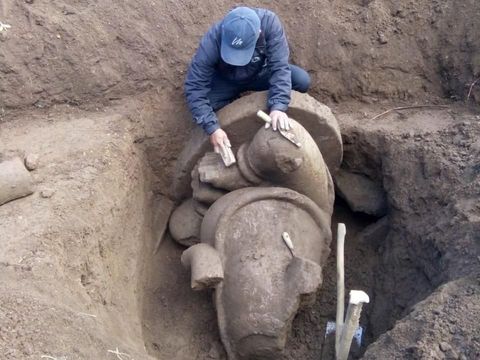 Warga Dataran Tinggi Dieng Temukan Arca Terbesar dan Atap Candi