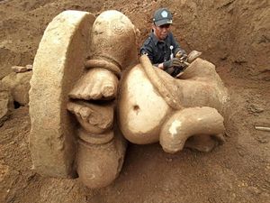 Warga Dataran Tinggi Dieng Temukan Arca Terbesar dan Atap Candi