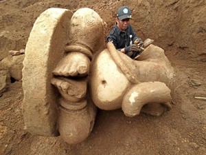 Warga Dataran Tinggi Dieng Temukan Arca Terbesar dan Atap Candi