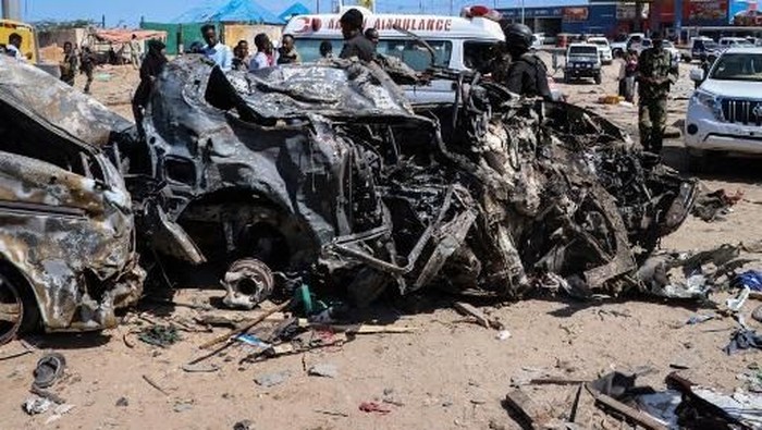 The wreckage of a car that was destroyed during the car bomb attack is seen in Mogadishu, on December 28, 2019. - A massive car bomb exploded in a busy area of Mogadishu on December 28, 2019, leaving at least 76 people dead, many of them university students. (Photo by Abdirazak Hussein FARAH / AFP)