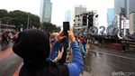 Intip Aktivitas Pembuatan Panggung Pesta Tahun Baru di HI