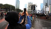 Hujan deras yang mengguyur sempat membuat pekerjaan terhenti.
