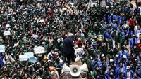 Depan gedung DPR dipenuhi mahasiswa. Rifkianto Nugroho/detikcom.