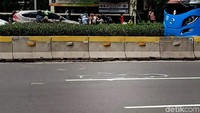 Pantauan detikcom pada Minggu (29/12/2019), lokasi kejadian telah ditandai petugas dengan cat semprot putih.