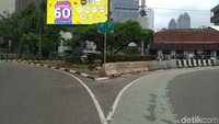 Pada pertigaan ini, ada 2 jalur yang dapat dilintasi kendaraan, yakni Jalan Senopati arah Senayan menuju SCBD dan Jalan Gunawarman, ke arah Jalan Kapten Tendean atau Jalan Asia Afrika.