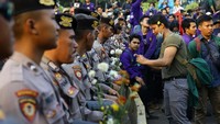 Rangkaian demo mahasiswa da pelajar ditutup dengan aksi damai. Mahasiswa BEM Seluruh Indonesia usai menyampaikan aspirasi di kawasan DPR RI, Jakarta, Selasa (1/10/2019). Usai menyampaikan aspirasi dengan damai, para mahasiswa berpamitan dengan bersalaman dengan pihak kepolisian. Grandyos Zafna/detikcom.