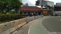 Terpantau, Apotek Senopati menjadi posisi tusuk sate karena pecahan Jalan Gunawarman, yakni belok ke kanan, memiliki tikungan tajam. Sementara Jalan Gunawarman sendiri, adalah jalur SSA (sistem satu arah).